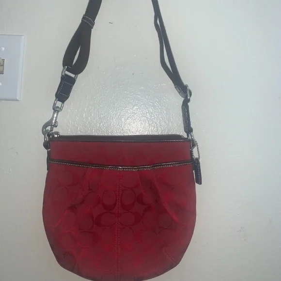 バッグ COACH enamel shoulder bag red y2k Rare Limited VINTAGE Coach Red Signature One-Shoulder Bag